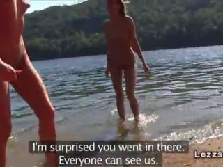 Grupo de lesbianas novias desnuda en lake