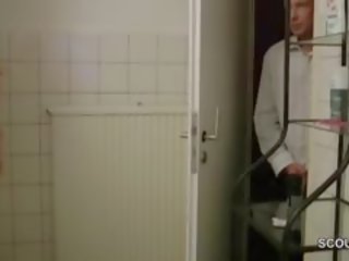 Duits moeder betrapt en geneukt in douche